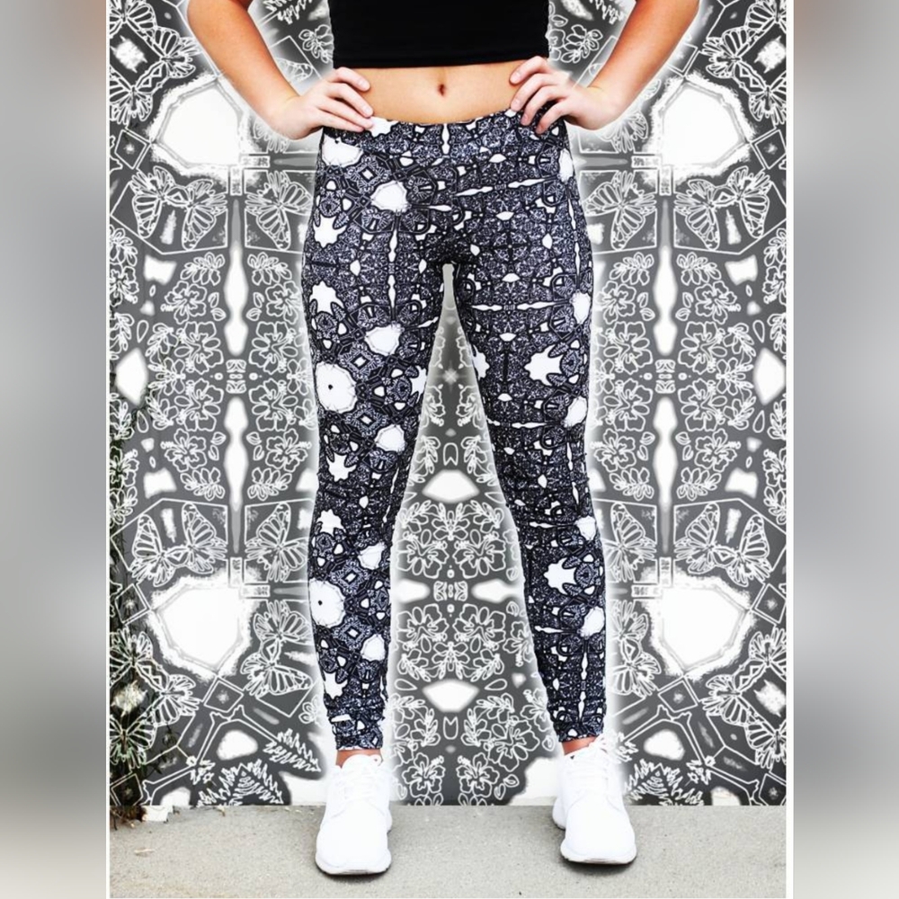 CALYX APPAREL trip - IN The BlosSum Butterfly Leeggings Size S.